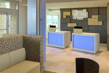 هتل Holiday Inn Express & Suites Camarillo, An Ihg