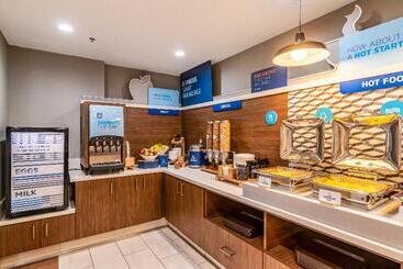 هتل Holiday Inn Express & Suites Camarillo, An Ihg