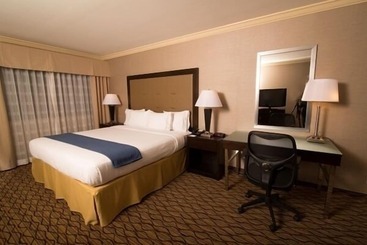 هتل Holiday Inn Express Port Hueneme, An Ihg