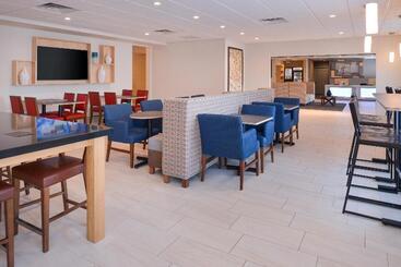 هتل Holiday Inn Express & Suites Omaha 120th And Maple, An Ihg