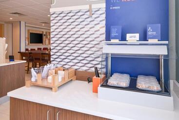 هتل Holiday Inn Express & Suites   Omaha   120th And Maple, An Ihg
