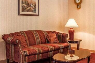 هتل Quality Inn Midway