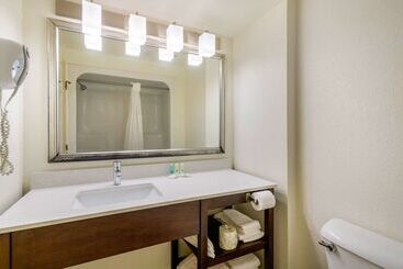 هتل Quality Inn & Suites Olde Town