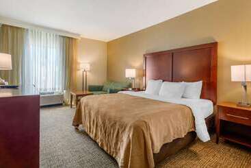 هتل Quality Inn & Suites Olde Town