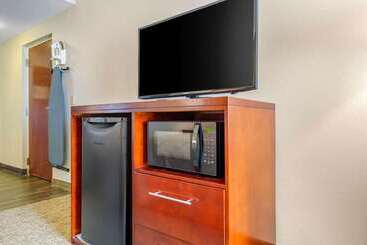 هتل Quality Inn & Suites Olde Town