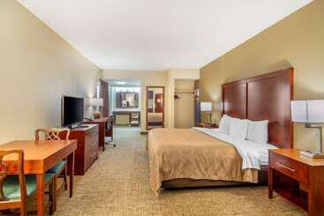 هتل Quality Inn & Suites Olde Town