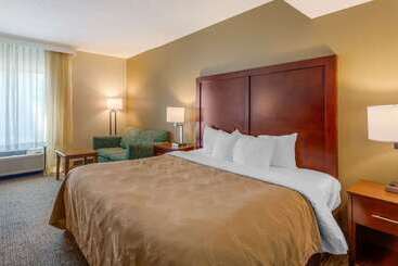 هتل Quality Inn & Suites Olde Town