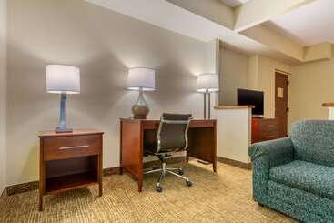 هتل Quality Inn & Suites Olde Town