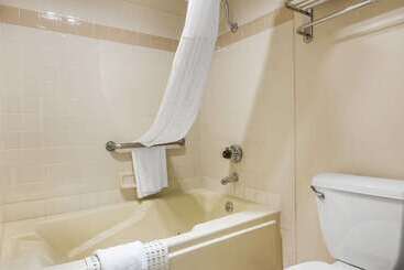 هتل Quality Inn & Suites Los Angeles Airport  Lax