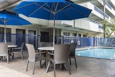 هتل Quality Inn & Suites Los Angeles Airport  Lax