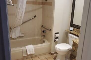 هتل Quality Inn & Suites Los Angeles Airport  Lax