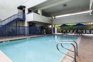 هتل Quality Inn & Suites Los Angeles Airport  Lax