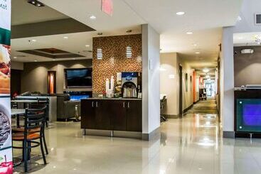 هتل Quality Suites Fort Myers Airport I 75