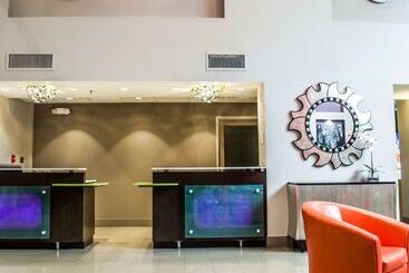 هتل Quality Suites Fort Myers Airport I 75