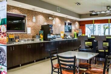 هتل Quality Suites Fort Myers Airport I 75