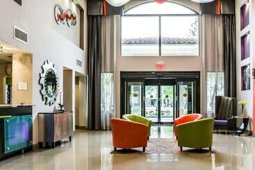 هتل Quality Suites Fort Myers Airport I 75