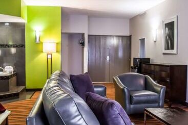هتل Quality Suites Fort Myers Airport I 75