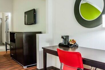 هتل Quality Suites Fort Myers Airport I 75
