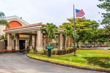 هتل Quality Suites Fort Myers Airport I 75