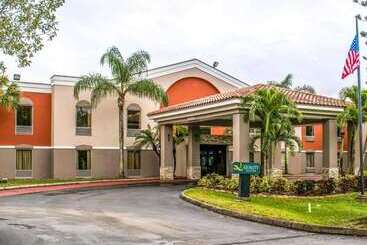 هتل Quality Suites Fort Myers Airport I 75