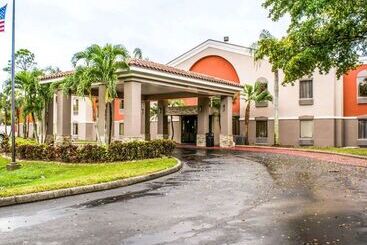 هتل Quality Suites Fort Myers Airport I 75