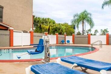 هتل Quality Suites Fort Myers Airport I 75