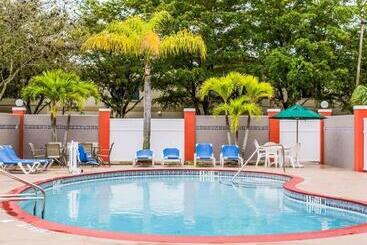 هتل Quality Suites Fort Myers Airport I 75
