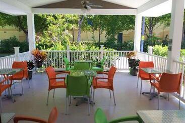هتل Quality Suites Fort Myers Airport I 75