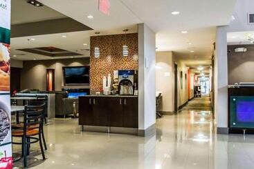 هتل Quality Suites Fort Myers Airport I 75