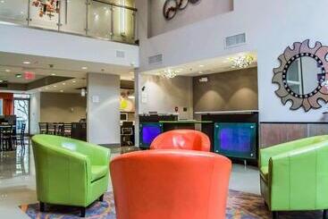 هتل Quality Suites Fort Myers Airport I 75