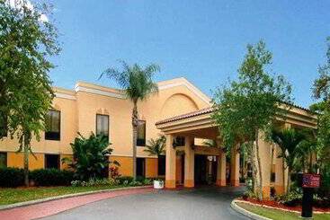 هتل Quality Suites Fort Myers Airport I 75