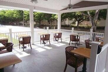 هتل Quality Suites Fort Myers Airport I 75