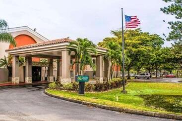 هتل Quality Suites Fort Myers Airport I 75