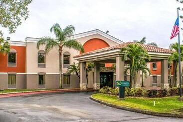 هتل Quality Suites Fort Myers Airport I 75