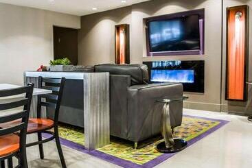 هتل Quality Suites Fort Myers Airport I 75