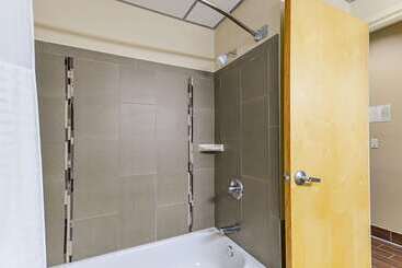 هتل Quality Suites