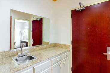 هتل Quality Suites
