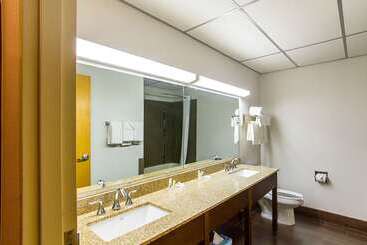 هتل Quality Suites