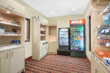 هتل Ramada By Wyndham Denver International Airport