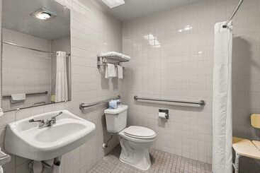هتل Suburban Studios Kansas City Airport North