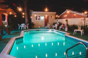 Пансион Courtesy Apartments Aruba
