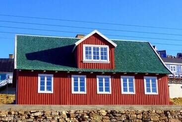 هتل Café De Upernavik
