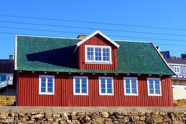 هتل Café De Upernavik