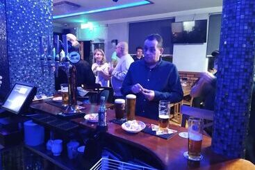 هتل The Six Bells