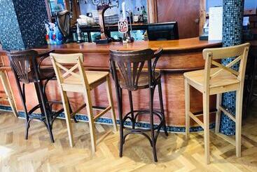 هتل The Six Bells