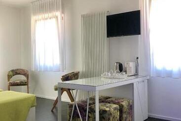 پانسیون Sunrise Rooms