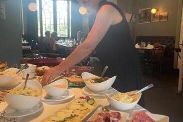 هاستل Pret A Gouter Bistro Bar Bed