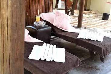 تختخواب و صبحانه Malibu Country Lodge