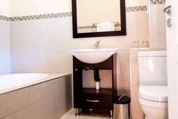 تختخواب و صبحانه Malibu Country Lodge