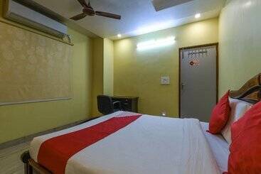 بنسيون Oyo 18612 Sree Sai Surya Service Apartment